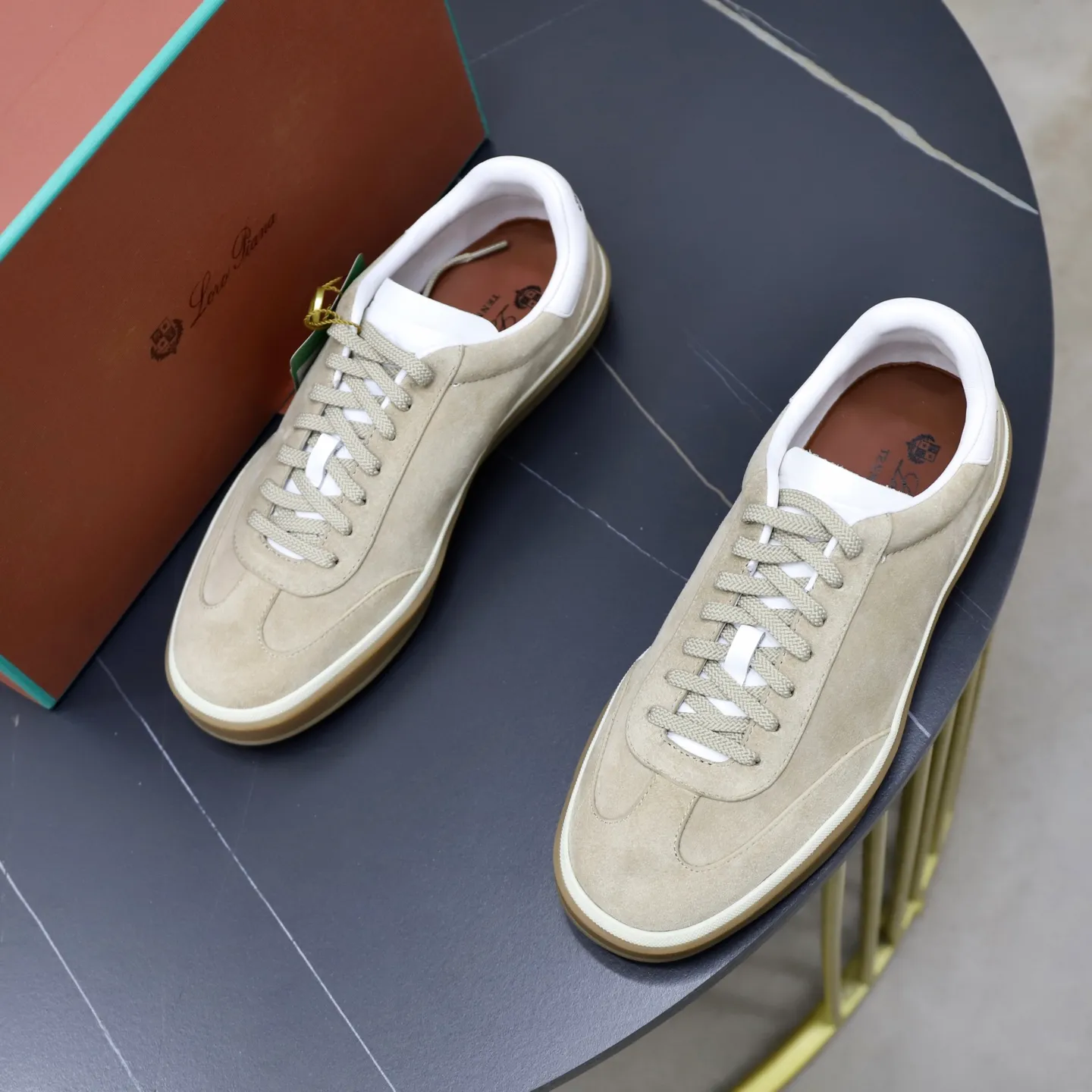 Ex-factory price: 560💰Loro Riana men’s moral training sneakers! Made from high-quality materials and designed in a low-cut silhouette, it offers an elegant and stylish look that's suitable for year-round wear. The unique double-layer sole aesthetic design, caramel cup-shaped outsole is decorated with off-white rubber trim, creating an attractive color combination. Pair with tailored pieces or jeans for a sophisticated yet casual look. The heel is decorated with soft cow leather tongue with Kummel color inserts and cotton laces with embossed LP logo. Upper: cow split suede. Lining: original thickened soft sheepskin. Size: 38-39-40-41-42-43-44 (customized in 45.46)